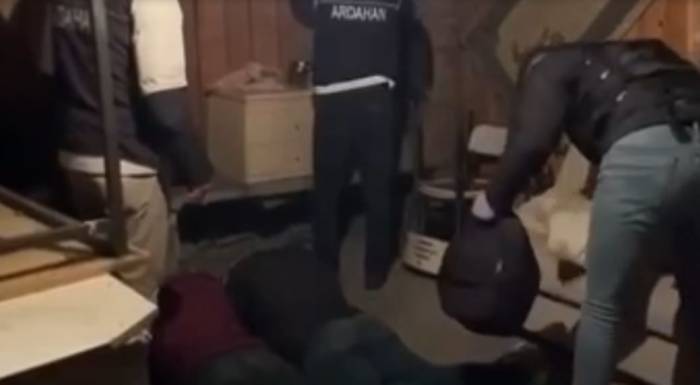 Ardahan’da Uyuşturucu Ve Silah Kaçakçılığı Operasyonu: 4 Gözaltı