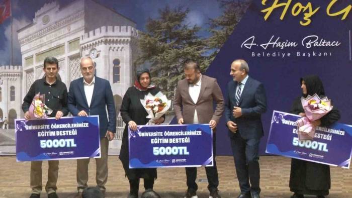 Arnavutköy’de 2 Bin 400 Üniversite Öğrencisine Eğitim Desteği