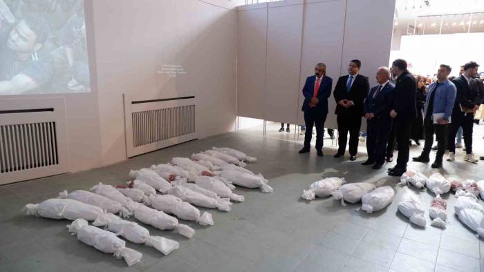 "Soykırımın Başkenti Gazze" Sergisi Açıldı: Sanatçılar Bazı Eserlerde Kendi Kanlarını Kullandı