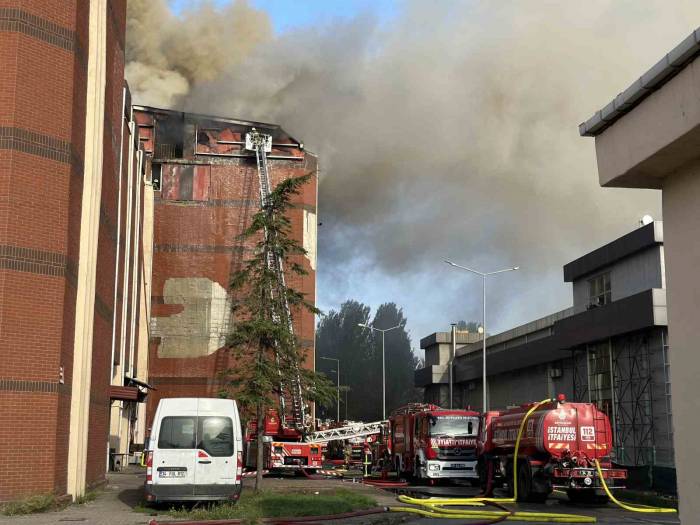 Başakşehir’de 6 Katlı Bir İş Merkezinin Ayakkabı İmalathanesinde Yangın Çıktı