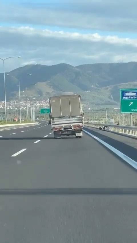 Savrulan Kamyonet Otobanda Yürekleri Ağza Getirdi