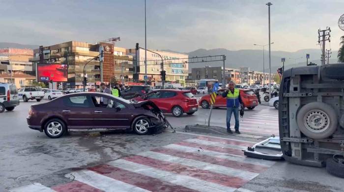 Bursa’da Ambulans Kaza Yaptı: 1’i Sağlık Personeli 3 Kişi Yaralandı