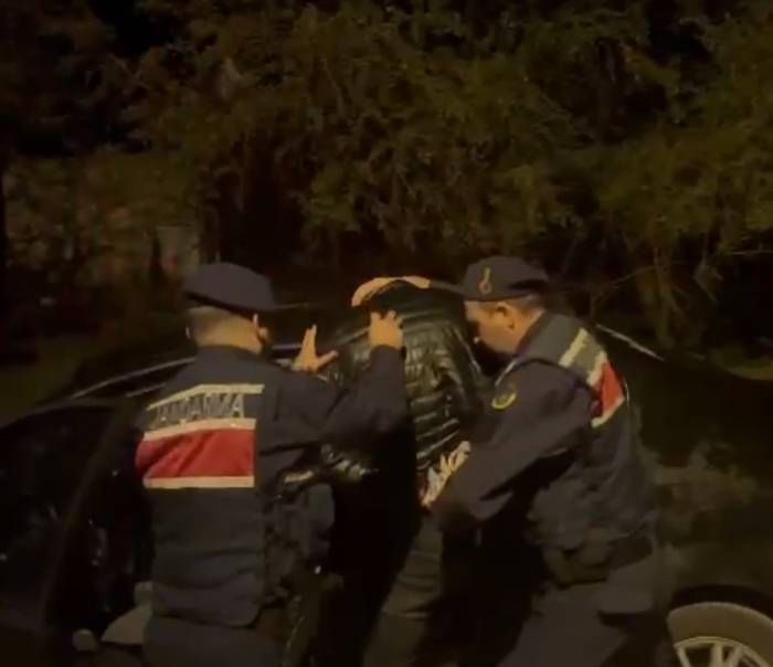 Kendilerini Jandarma Ve Polis İstihbarat Görevlisi Olarak Tanıtan Dolandırıcılar Jandarmadan Kaçamadı