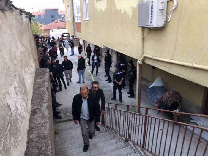 Haber Alınamayan Kadın Yatağının Altında Ölü Bulundu, 4 Kişi Gözaltına Alındı