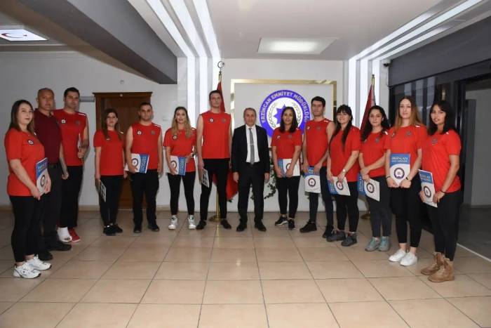 Emniyet Müdürü Kurt, Sporcu Polisleri Tebrik Etti