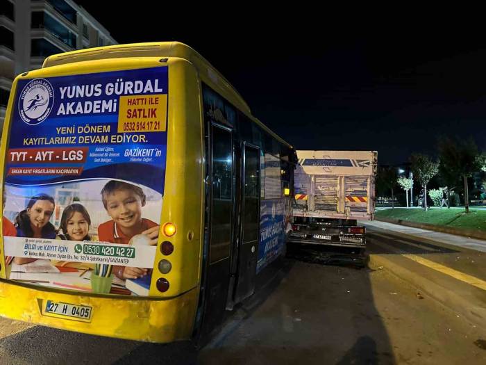 Halk Otobüsü Park Halindeki Kamyona Çarptı: 5 Yaralı