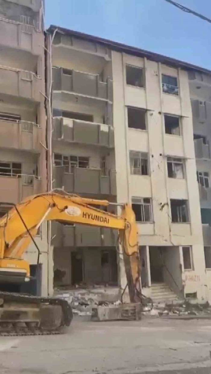 5 Katlı Bina Titreşimle Yıkıldı: O Anlar Kamerada