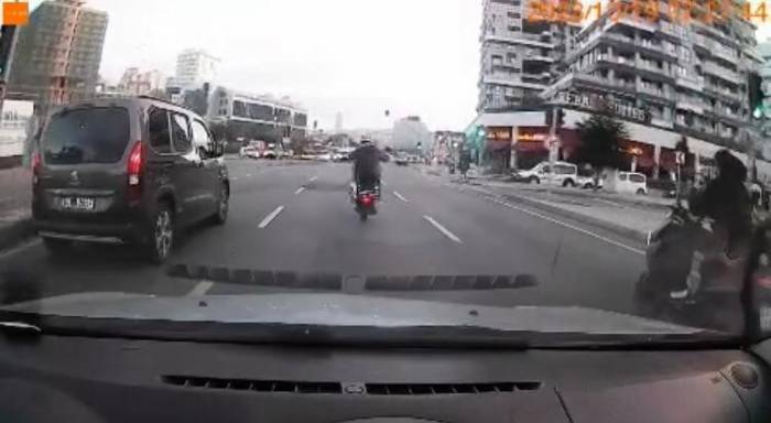 İstanbul’da İlginç Görüntü: Motosikletinin Plakasını Sökerek Yoluna Tek Tekerlek Üzerinde Devam Etti
