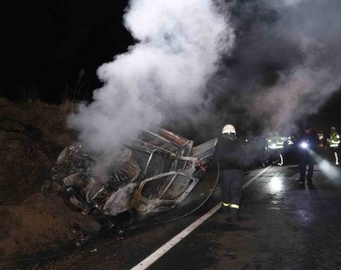 Ağaç Yüklü Traktör İle Çarpışan Kamyonet Alev Aldı: 5 Yaralı
