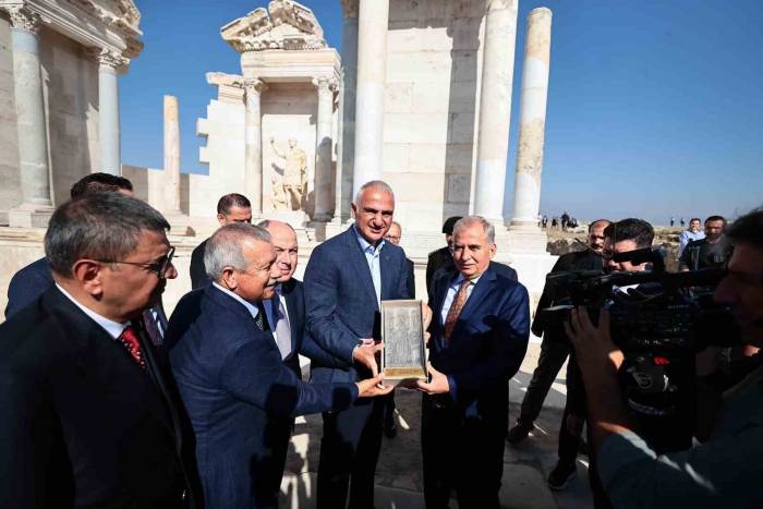 Bakan Ersoy, Laodikya Antik Kentinde İncelemelerde Bulundu