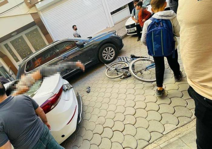 Mardin’de Bisiklet Sürücüsü Kontrolünü Kaybedince Otomobilin Arka Camına Saplandı