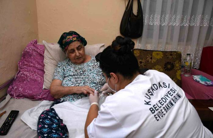 Kuşadası Belediyesi İhtiyaç Sahibi Vatandaşları Unutmuyor