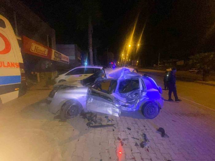 Otomobil Ambulansa Çarptı; 1 Ağır Yaralı