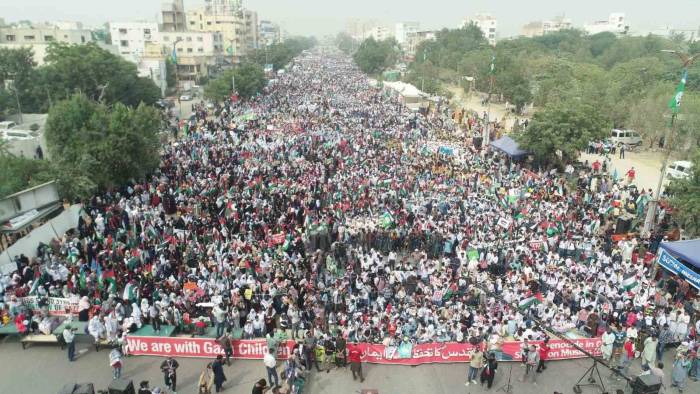 Pakistan’da Binlerce Öğrenciden Filistin’e Destek Yürüyüşü