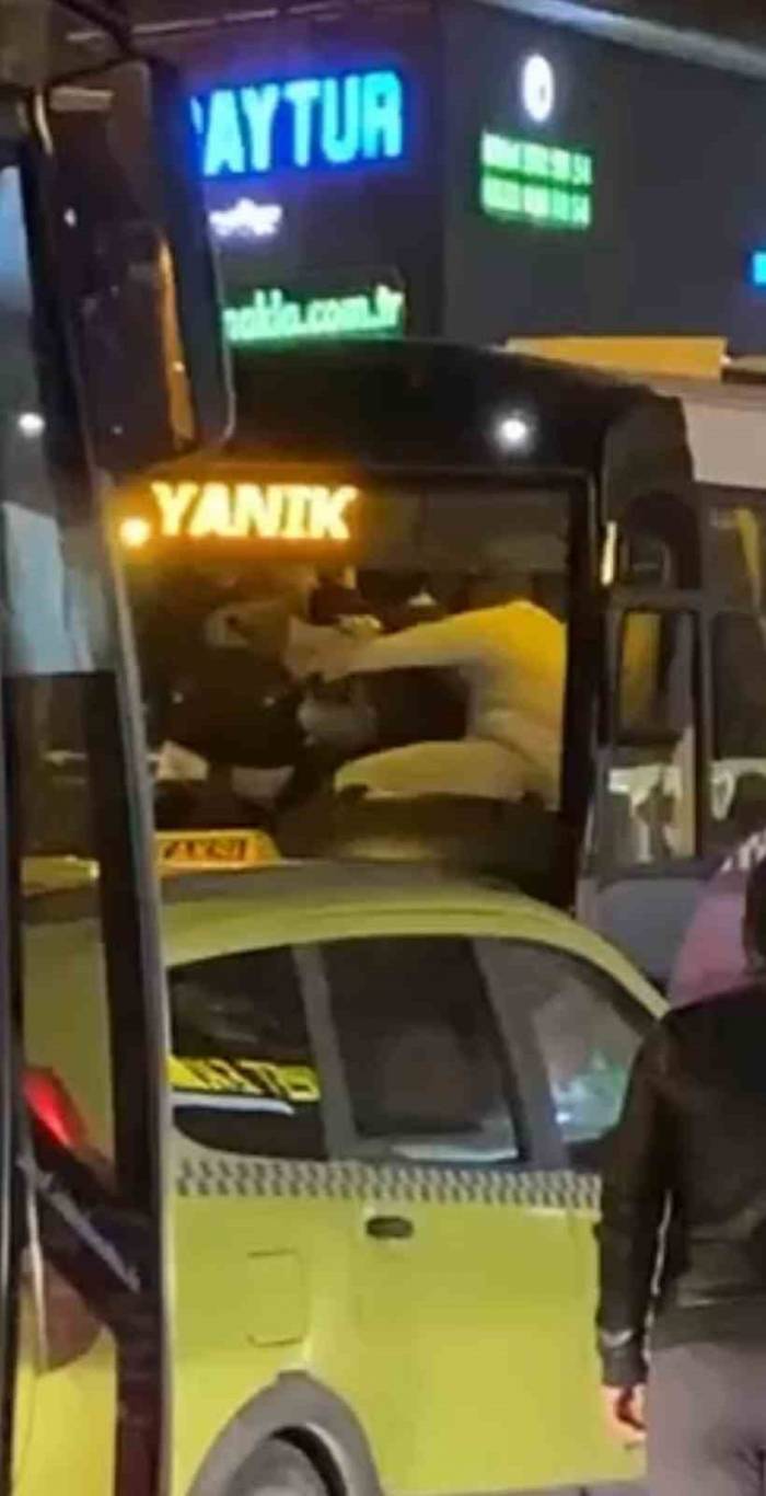 Yolcu Otobüsünde Tekme Tokat Birbirlerine Girdiler: O Anlar Kamerada