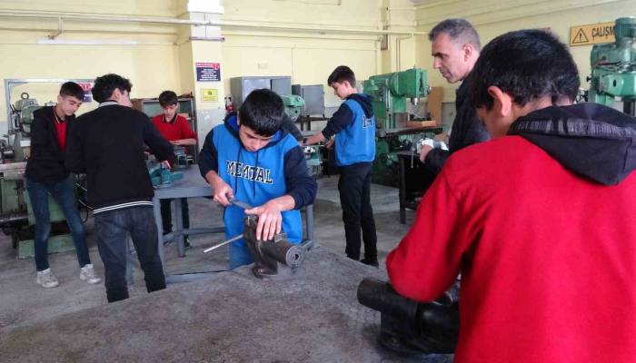 Bölgedeki Okulların Malzeme İhtiyacı Van’daki Meslek Lisesi Tarafından Karşılanıyor