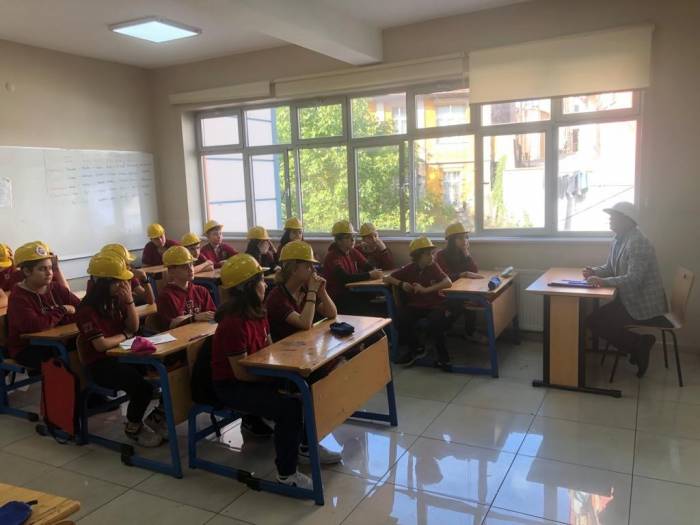 Sınıf Maden Ocağına Çevrildi, Öğrencilere Madencilik Sektörü Anlatıldı