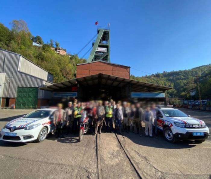 Jandarmadan Maden İşçilerine Hayati Uyarı, "Kask Ve Baret Hayat Kurtarır"