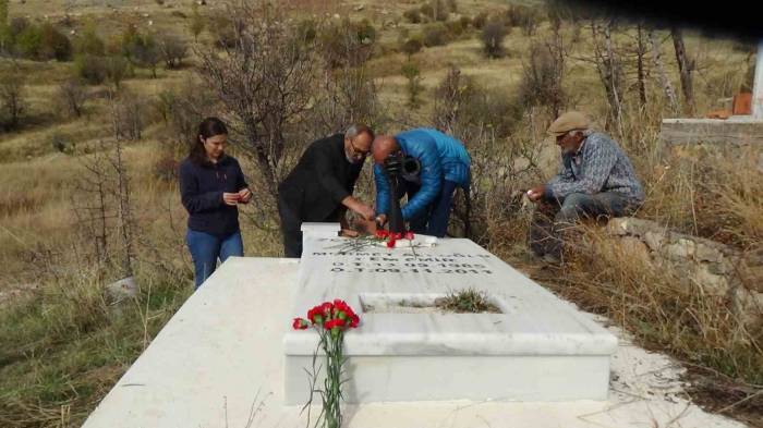 Gazeteci Cem Emir, 12. Ölüm Yıl Dönümünde Mezarı Başında Anıldı