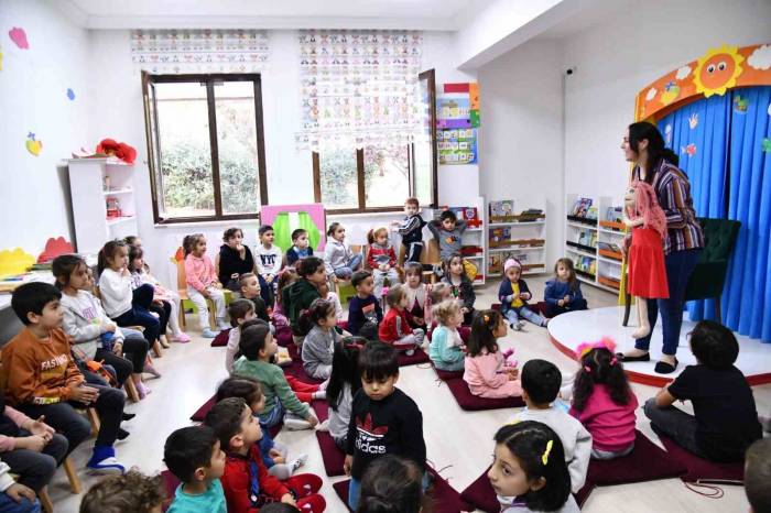 Mamak’ta Çocuklar Kukla Gösterisiyle Eğlendi