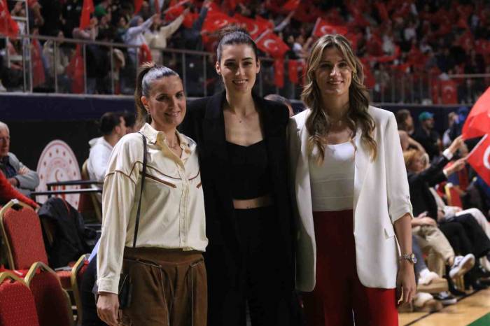 Efsane Sporcular Milli Maçta Basketbola Veda Etti