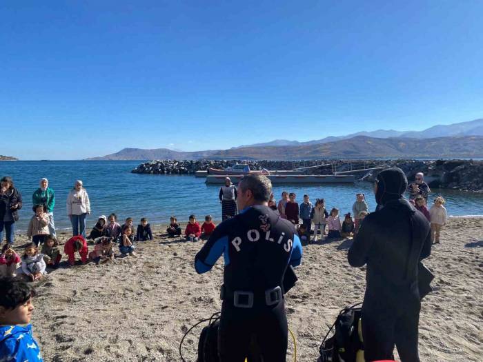 Minik Öğrenciler İçin Dalış Gösterisi Yapıldı