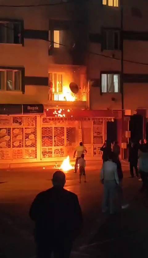 Çocuklar Çakmakla Oynarken Evi Yakıyordu