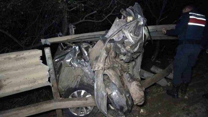 Şeker Pancarı Yüklü Tır 2 Kişinin Bulunduğu Otomobili Ezdi Geçti: 1 Ölü, 2 Yaralı