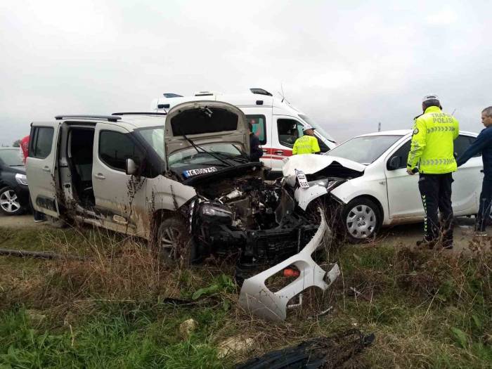 İnegöl’de Ticari Araç İle Otomobil Kafa Kafaya Çarpıştı: 5 Yaralı