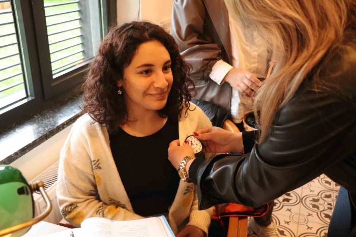 Öğrencilere Atatürk Rozeti Taktılar