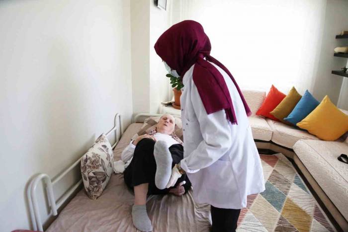 Eyüpsultan’da Evde Fizik Tedavi Hizmeti Hastalara Umut Oluyor