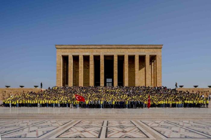Fenerbahçeli Taraftarlar Anıtkabir’i Ziyaret Etti