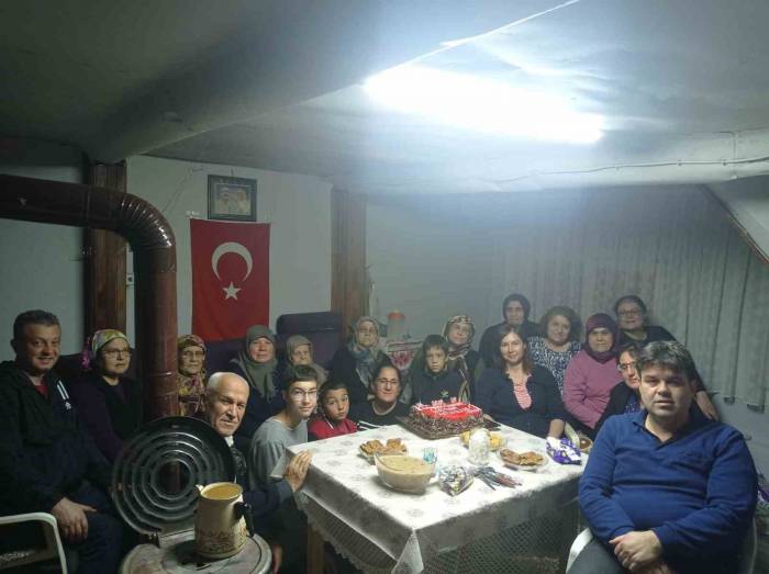 100.yaşına Giren Yaşlı Kadına, Torunlarından Sürpriz Doğum Günü