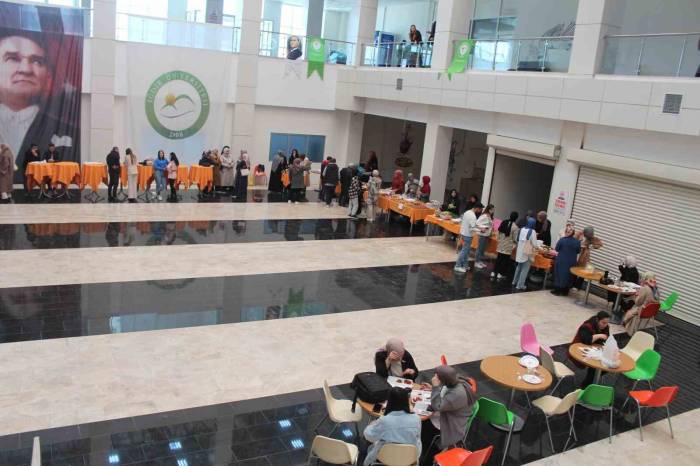 Iğdır Üniversitesi’nden Filistin’e Yardım Panayırı