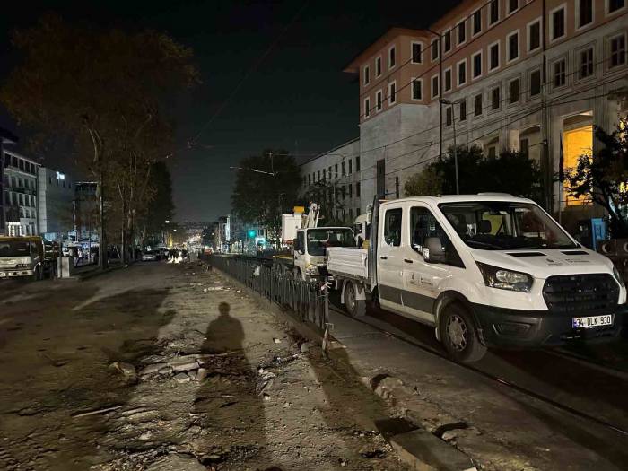 Fatih’te İş Makinesi Tramvay Hattının Tellerini Kopardı