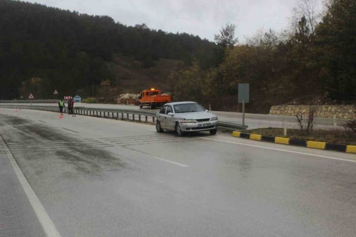Kastamonu’da Virajı Alamayan Otomobil Bariyerlere Çarptı