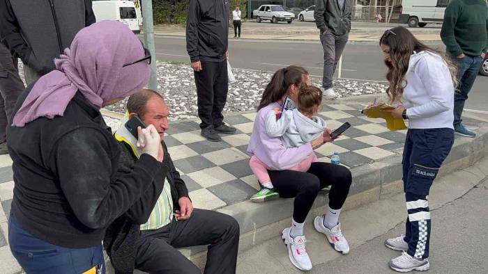 Milli Voleybolcu Ve Kızı Kazayı Burnu Kanamadan Atlattı