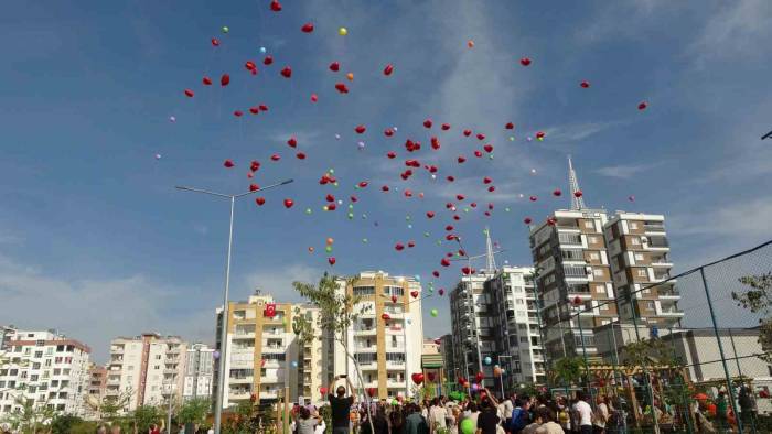 Kozan’da Öğrencilerden Anlamlı Bayrak Yürüyüşü