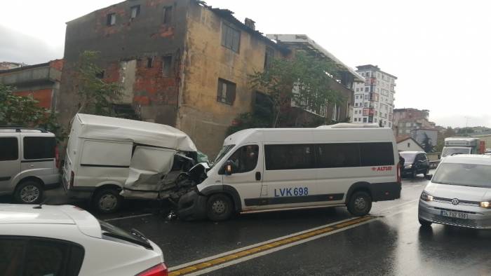 Kağıthane’de Hatalı Sollama Ve Hız Kazaya Neden Oldu: 8 Yaralı