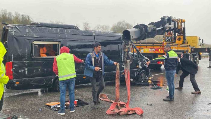 Otomobil İle Servis Minibüsü Çarpıştı: 5 Yaralı