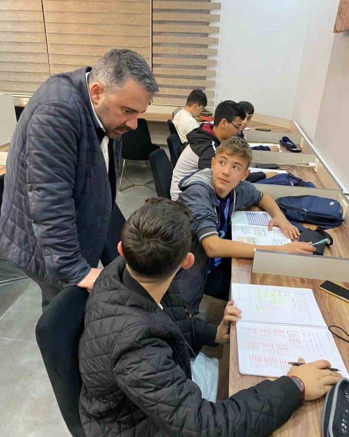 Pursaklar Belediye Başkanı Çetin’den Ders Çalışan Öğrencilere Ziyaret