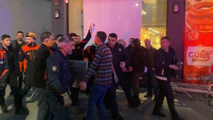 Kolunu Kaptırdığı Kıyma Makinesiyle Hastaneye Kaldırıldı