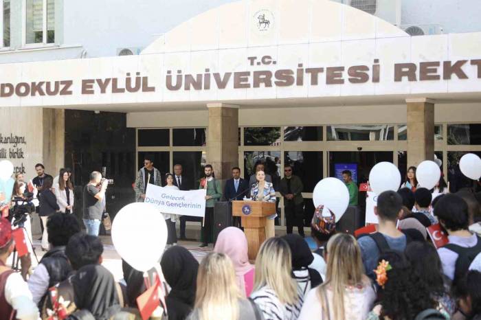 Deü’lü Öğrenciler Filistin İçin Barış Balonları Uçurdu