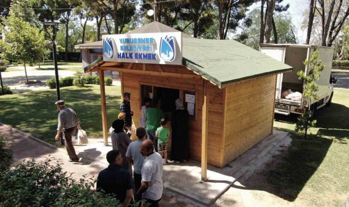 Yunusemre Halk Ekmek’te Günlük 6 Bin Ekmek Üretiliyor