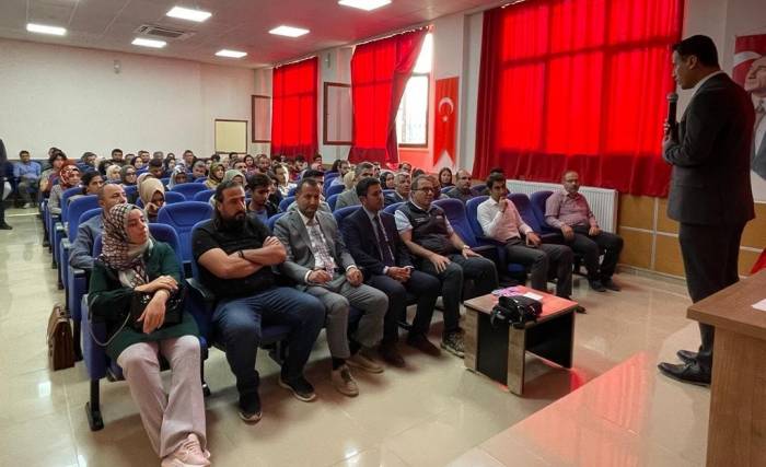 Samsat’taki Okullarda Kişisel Gelişim Konferansı Verildi
