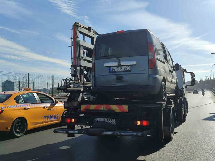 Bahçelievler E5’te Araç Bariyere Saplandı: 1 Yaralı