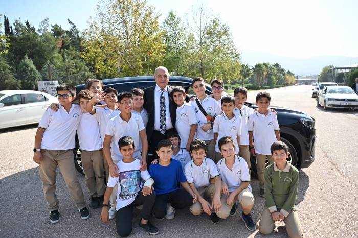 Başkan Kadir Kara, Öğrencileri Yerli Ve Milli Otomobil Togg İle Gezdirdi