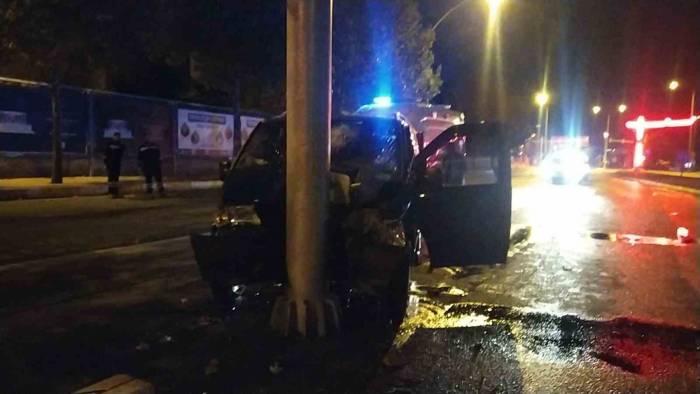 Minibüs Yön Levhasına Çarptı, Sürücü Yaralandı
