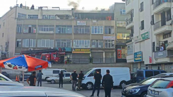 Denizli’de İş Hanında Yangın Paniği