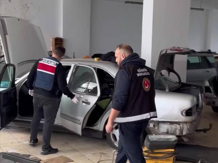 Jandarmadan Oto Tamirhanesine Kaçak Araç Baskını